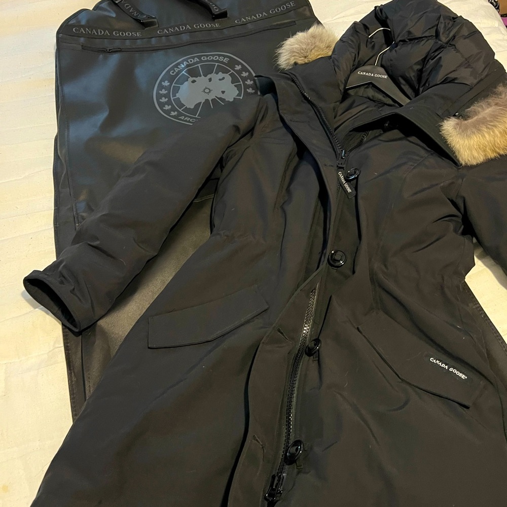 Brand new Canada goose jacket size large comes with box and bag